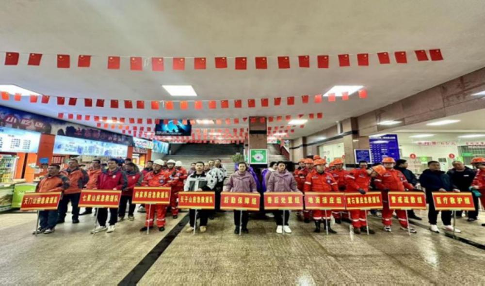 楊家界索道應(yīng)急救援隊(duì)參加黃石寨索道年度救援演練